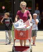 Бритни Спирс (Britney Spears) Shopping At Target With Her Boys, 08.07.2015 - 75xHQ Cc3399431449243