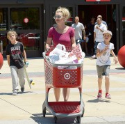 Бритни Спирс (Britney Spears) Shopping At Target With Her Boys, 08.07.2015 - 75xHQ F7275c431449477