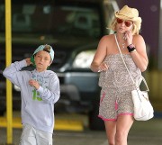 Бритни Спирс (Britney Spears) - Shopping In Evening With Her Sons Jayden James & Sean Preston In Thousand Oaks, 12.06.2015 - 22xHQ 20381c431454565
