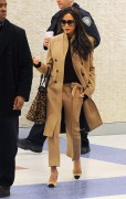 Виктория Бекхэм (Victoria Beckham) Arriving at JFK Airport in New York, 09.02.2015 - 84xHQ 317e1f431452334