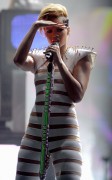 Рианна (Rihanna) American Music Awards in LA 2009 (63xHQ) 39d098431459955