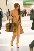 Виктория Бекхэм (Victoria Beckham) Arriving at JFK Airport in New York, 09.02.2015 - 84xHQ 3afc19431452669