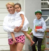 Бритни Спирс (Britney Spears) Spending Time With Her Niece Lexie And Her Boys In Calabasas, 14.06.2015 - 46xHQ 6703b0431450731