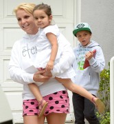 Бритни Спирс (Britney Spears) Spending Time With Her Niece Lexie And Her Boys In Calabasas, 14.06.2015 - 46xHQ 6732d4431450584