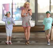 Бритни Спирс (Britney Spears) - Shopping In Evening With Her Sons Jayden James & Sean Preston In Thousand Oaks, 12.06.2015 - 22xHQ 6e12a0431454687