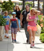 Бритни Спирс (Britney Spears) - On Her Way To The Airport Heading To Hawaii, 22.07.2015 - 69xHQ 70d996431450638