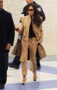 Виктория Бекхэм (Victoria Beckham) Arriving at JFK Airport in New York, 09.02.2015 - 84xHQ 7d60a5431452420