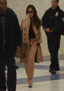 Виктория Бекхэм (Victoria Beckham) Arriving at JFK Airport in New York, 09.02.2015 - 84xHQ 8b7407431452258