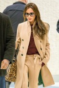 Виктория Бекхэм (Victoria Beckham) Arriving at JFK Airport in New York, 09.02.2015 - 84xHQ 9258a5431452497