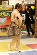 Виктория Бекхэм (Victoria Beckham) Arriving at JFK Airport in New York, 09.02.2015 - 84xHQ 99e843431452652