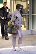 Виктория Бекхэм (Victoria Beckham) Arriving at JFK Airport in New York, 09.02.2015 - 84xHQ A7f1ea431452482