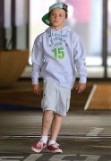 Бритни Спирс (Britney Spears) - Shopping In Evening With Her Sons Jayden James & Sean Preston In Thousand Oaks, 12.06.2015 - 22xHQ A846d1431454621