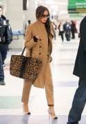 Виктория Бекхэм (Victoria Beckham) Arriving at JFK Airport in New York, 09.02.2015 - 84xHQ C6104f431452583