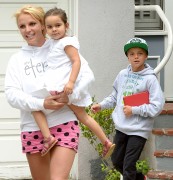 Бритни Спирс (Britney Spears) Spending Time With Her Niece Lexie And Her Boys In Calabasas, 14.06.2015 - 46xHQ Cb3849431450550