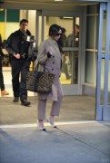 Виктория Бекхэм (Victoria Beckham) Arriving at JFK Airport in New York, 09.02.2015 - 84xHQ D0fdaa431452286