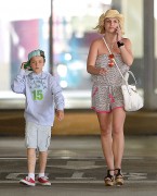Бритни Спирс (Britney Spears) - Shopping In Evening With Her Sons Jayden James & Sean Preston In Thousand Oaks, 12.06.2015 - 22xHQ D4b083431454639