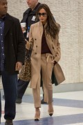 Виктория Бекхэм (Victoria Beckham) Arriving at JFK Airport in New York, 09.02.2015 - 84xHQ D5ac09431452353