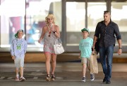 Бритни Спирс (Britney Spears) - Shopping In Evening With Her Sons Jayden James & Sean Preston In Thousand Oaks, 12.06.2015 - 22xHQ E0a2b8431454534