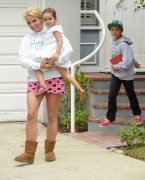 Бритни Спирс (Britney Spears) Spending Time With Her Niece Lexie And Her Boys In Calabasas, 14.06.2015 - 46xHQ E17b0c431450684