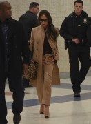 Виктория Бекхэм (Victoria Beckham) Arriving at JFK Airport in New York, 09.02.2015 - 84xHQ E4756a431452257