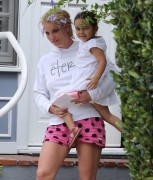 Бритни Спирс (Britney Spears) Spending Time With Her Niece Lexie And Her Boys In Calabasas, 14.06.2015 - 46xHQ Facbb6431450741