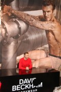 Дэвид Бекхэм (David Beckham) launch of his new Bodywear range at the H&M Times Square (New York, February 1, 2014) - 238xHQ 236afc431468135