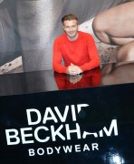 Дэвид Бекхэм (David Beckham) launch of his new Bodywear range at the H&M Times Square (New York, February 1, 2014) - 238xHQ 39a8bb431468173