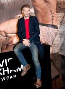 Дэвид Бекхэм (David Beckham) launch of his new Bodywear range at the H&M Times Square (New York, February 1, 2014) - 238xHQ 56bd51431468815