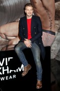 Дэвид Бекхэм (David Beckham) launch of his new Bodywear range at the H&M Times Square (New York, February 1, 2014) - 238xHQ B1870d431468656