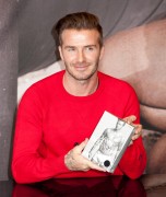 Дэвид Бекхэм (David Beckham) launch of his new Bodywear range at the H&M Times Square (New York, February 1, 2014) - 238xHQ Bc6016431469473