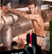Дэвид Бекхэм (David Beckham) launch of his new Bodywear range at the H&M Times Square (New York, February 1, 2014) - 238xHQ De46fd431468633