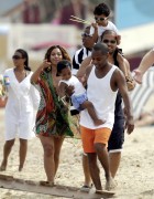 Бейонсе (Beyonce) on the beach in St.Tropez with Jay-Z (21xHQ) 156c4b432255661