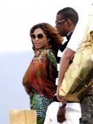 Бейонсе (Beyonce) on the beach in St.Tropez with Jay-Z (21xHQ) 19137b432255572