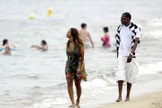 Бейонсе (Beyonce) on the beach in St.Tropez with Jay-Z (21xHQ) 2e8093432255632