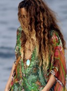 Бейонсе (Beyonce) on the beach in St.Tropez with Jay-Z (21xHQ) 79046f432255719