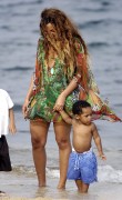 Бейонсе (Beyonce) on the beach in St.Tropez with Jay-Z (21xHQ) 7cf1b6432255704