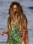 Бейонсе (Beyonce) on the beach in St.Tropez with Jay-Z (21xHQ) B010aa432255743