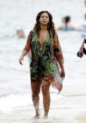Бейонсе (Beyonce) on the beach in St.Tropez with Jay-Z (21xHQ) C90502432255674