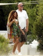 Бейонсе (Beyonce) on the beach in St.Tropez with Jay-Z (21xHQ) E179b3432255701