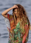 Бейонсе (Beyonce) on the beach in St.Tropez with Jay-Z (21xHQ) Ee3aaa432255593