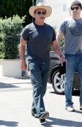 Арнольд Шварценеггер (Arnold Schwarzenegger) seen out in Los Angeles - April 18, 2015 - 72xHQ 11c3a7432978913