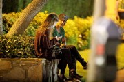 Энтони Кидис (Anthony Kiedis) Sitting outside on the street across from Katsuya in Brentwood, 10.08.2014 (14xHQ) 16ed76432972114