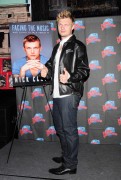 Ник Картер (Nick Carter) Promoting his book 'Facing the Music' at Planet Hollywood Times Square (September 24, 2013) (110xHQ) 3ed409432974819