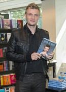 Ник Картер (Nick Carter) 'Facing the Music' Book Signing at Barnes & Noble in NYC (September 23, 2013) (6xHQ) 440927432974629