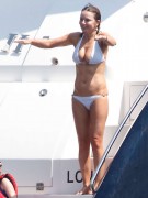 Джери Холливелл (Geri Halliwell) In bikini on board of a yacht near St Tropez (2015-08-18) - 14xHQ 4676d7432971883