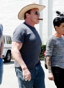 Арнольд Шварценеггер (Arnold Schwarzenegger) seen out in Los Angeles - April 18, 2015 - 72xHQ 487c0e432978975