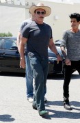 Арнольд Шварценеггер (Arnold Schwarzenegger) seen out in Los Angeles - April 18, 2015 - 72xHQ 55f91c432978844