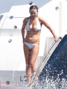 Джери Холливелл (Geri Halliwell) In bikini on board of a yacht near St Tropez (2015-08-18) - 14xHQ 61326d432971914