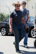 Арнольд Шварценеггер (Arnold Schwarzenegger) seen out in Los Angeles - April 18, 2015 - 72xHQ 8a4abf432978880