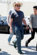 Арнольд Шварценеггер (Arnold Schwarzenegger) seen out in Los Angeles - April 18, 2015 - 72xHQ 8ce1bb432978851